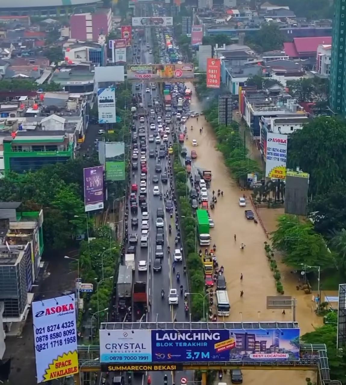 Penampakan banjir di Jalan Ahmad Yani, Bekasi Selatan, Kota Bekasi, Selasa (4/3/2025).
