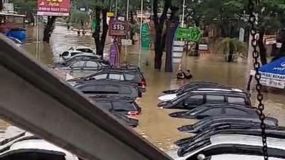 Puluhan mobil di Grand Galaxy Kota Bekasi terendam banjir, Selasa (4/3/2025). Foto: Gobekasi.id