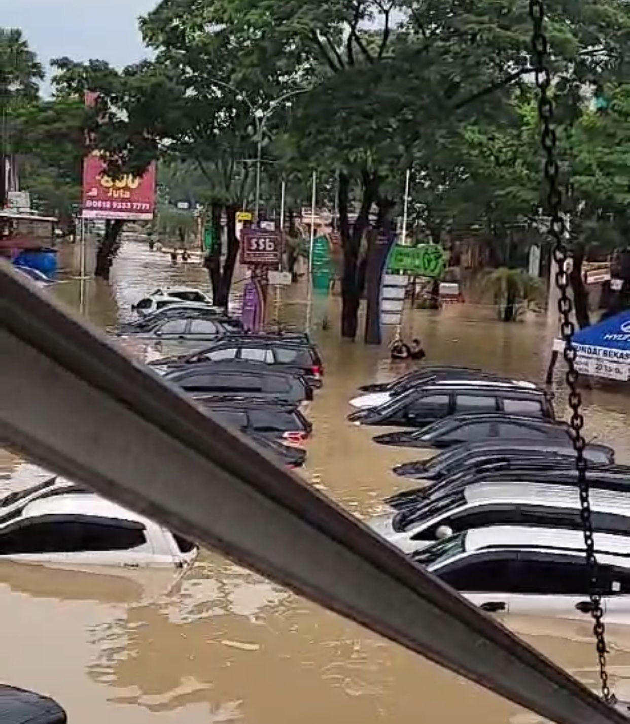 Puluhan mobil di Grand Galaxy Kota Bekasi terendam banjir, Selasa (4/3/2025). Foto: Gobekasi.id