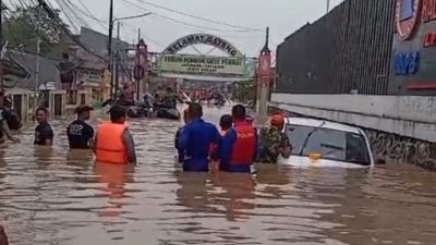 Banjir di Perumahan Pondok Gede Permai (PGP), Kota Bekasi mencapai 3,5 meter, Selasa (4/3/2025).