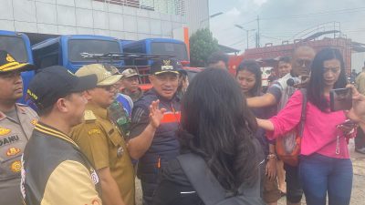 Wakil Wali Kota Bekasi Abdul Harris Bobihoe saat mendatangi lokasi Banjir di Jatiasih, Selasa (4/3/2025). Foto: Ist