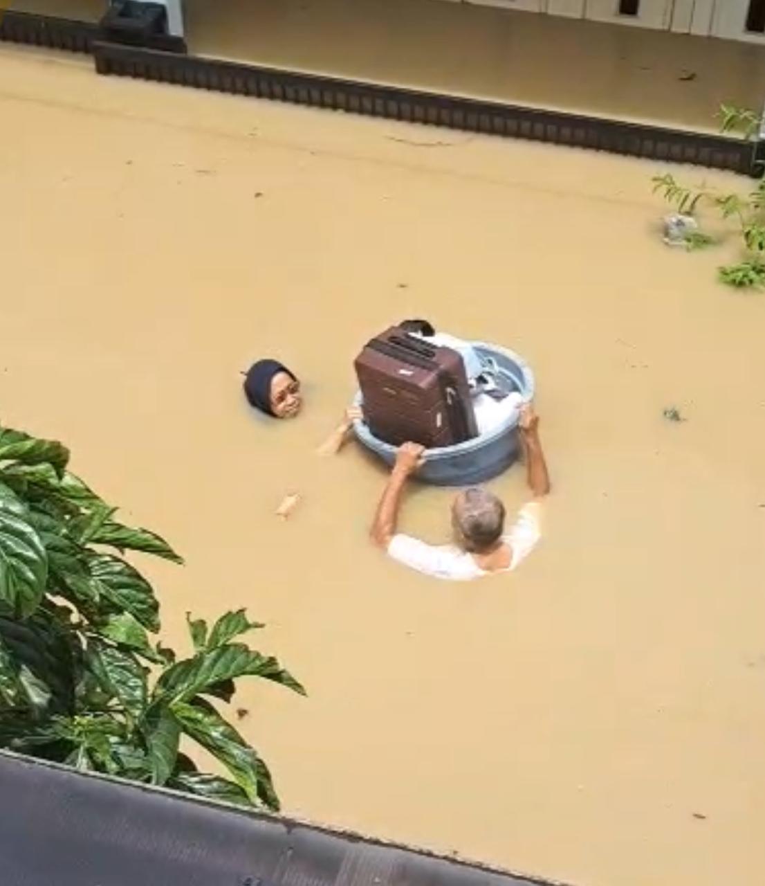 Pasangan Lansia menerjang banjir di Kompleks Keuangan, Jalan Guntur 7, Kayuringin Jaya, Bekasi Selatan, Kota Bekasi, Selasa (4/3/2025). Foto: Gobekasi.id