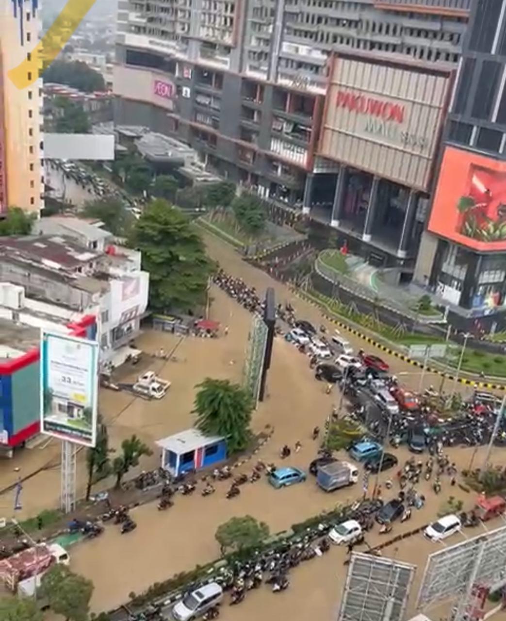 Banjir di simpang Pekayon, Pakuwon Mall Bekasi, melumpuhkan lalu lintas, Selasa (4/3/2025). Foto: Gobekasi.id