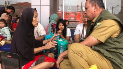 Wali Kota Bekasi Tri Adhianto saat mengunjungi korban banjir di pengungsian PGP, Selasa (4/3/2025).