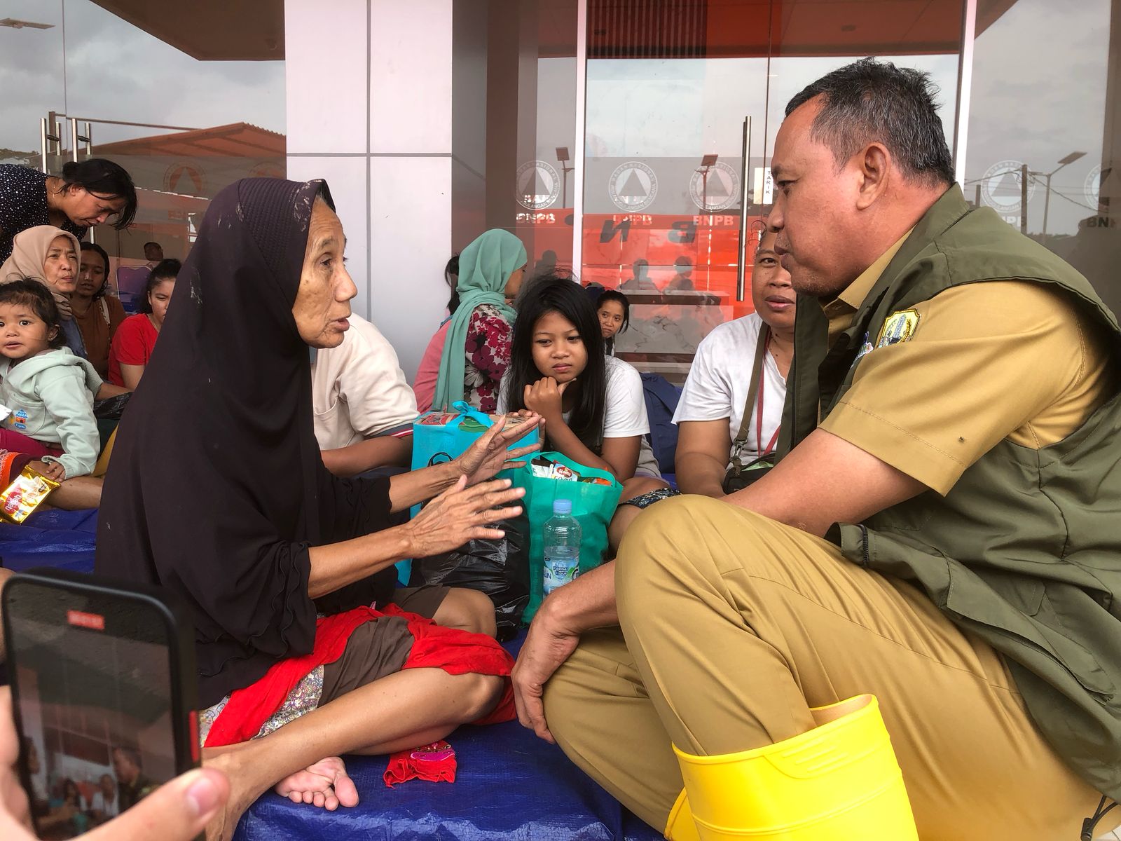 Wali Kota Bekasi Tri Adhianto saat mengunjungi korban banjir di pengungsian PGP, Selasa (4/3/2025).