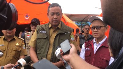 Wali Kota Bekasi Tri Adhianto mendatangi lokasi banjir yang cukup parah di Perupahan Pondok Gede Permai, Selasa (4/3/2025). Foto: Ist