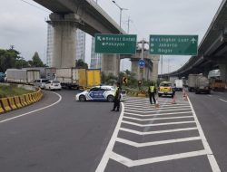 Banjir Bikin Akses Tol Bekasi Barat Macet Total, Jasa Marga Alihkan Pengemudi ke GT Bekasi Timur