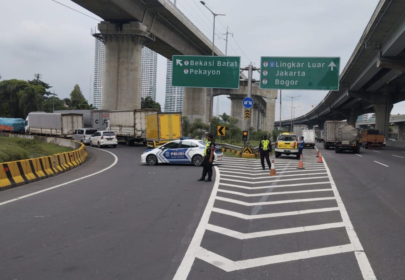 Kemacetan di GT Bekasi Barat akibat banjir di Jalan Ahmad Yani, pengemudi diarahkan untuk keluar melalui GT Bekasi Timur, Selasa (4/3/2025). Foto: Ist