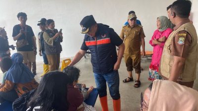 Wakil Wali Kota Bekasi Abdul Harris Bobihoe meninjau pengungsian korban banjir, Selasa (4/3/2025).