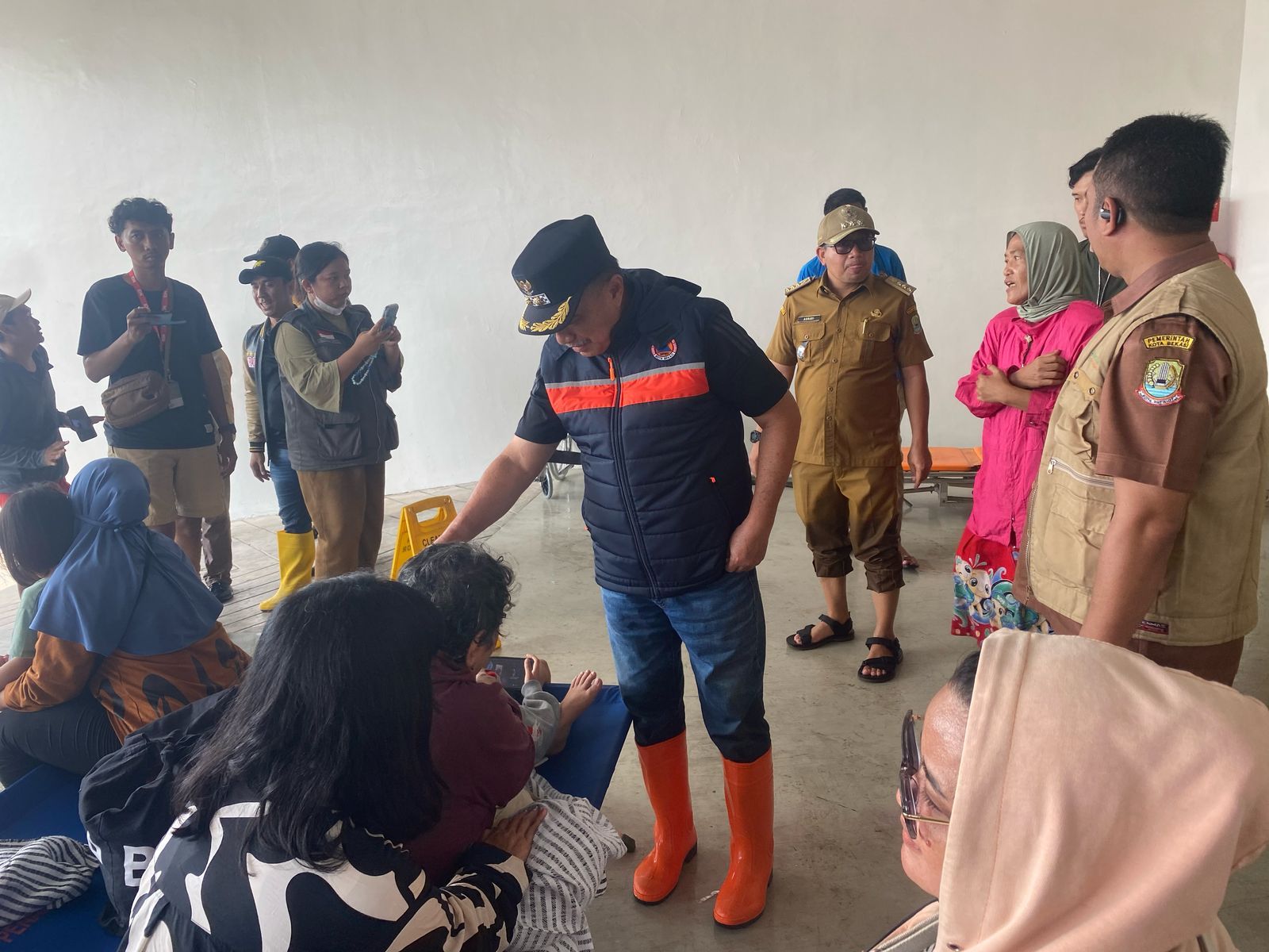 Wakil Wali Kota Bekasi Abdul Harris Bobihoe meninjau pengungsian korban banjir, Selasa (4/3/2025).
