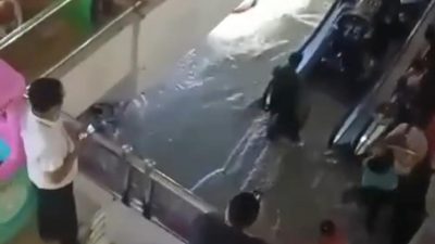 Banjir Masuk ke Mega Bekasi Hypermall, Pengunjung dan Pedagang Panik