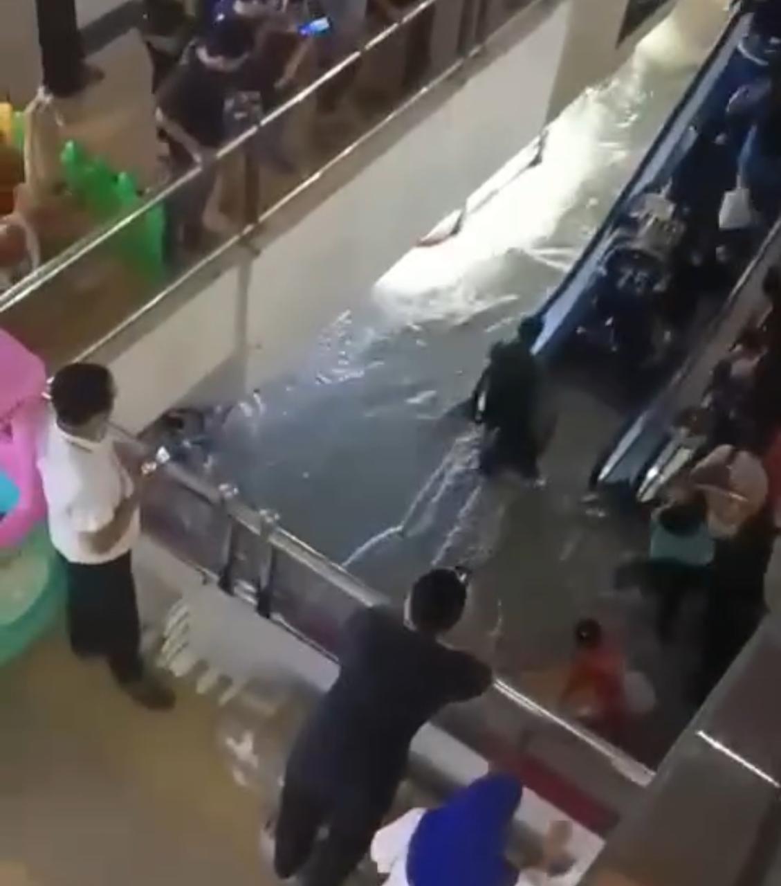Momen dimana pengunjung dan pedagang panik saat air dengan deras memasukit lantai GF Mega Bekasi Hypermall, Selasa (4/3/2025).