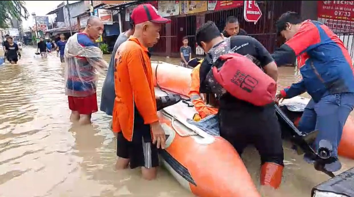Tim SAR saat proses mengevakuasi korban banjir di Bekasi, Selasa (4/3/2025). Foto: Ist