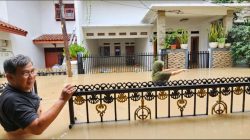 Banjir merendam Kompleks Depnaker, Kelurahan Pekayon Jaya, Kecamatan Bekasi Selatan, Kota Bekasi, Selasa (4/3/2025). Foto: Gobekasi.id