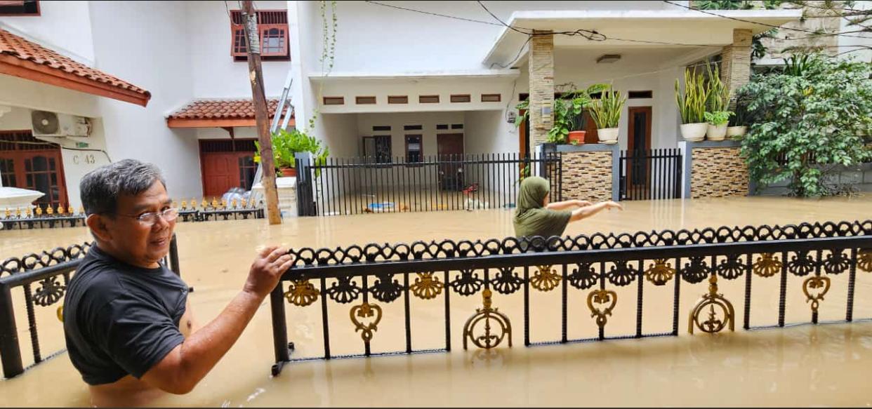 Banjir merendam Kompleks Depnaker, Kelurahan Pekayon Jaya, Kecamatan Bekasi Selatan, Kota Bekasi, Selasa (4/3/2025). Foto: Gobekasi.id