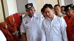 Wali Kota Bekasi Tri Adhianto mendampingi Wapres Gibran Rakabuming Raka melakukan kunjungan ke posko penanggulangan banjir di Perumahan Pondok Gede Permai, Jati Asih, Bekasi, pada Rabu (5/3/2025).