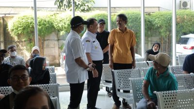 Wakil Wali Kota Bekasi Harris Bobihoe meninjau layanan RSUD Kota Bekasi pasca diterjang banjir akibat luapan Kali Bekasi, Rabu (5/3/2025).