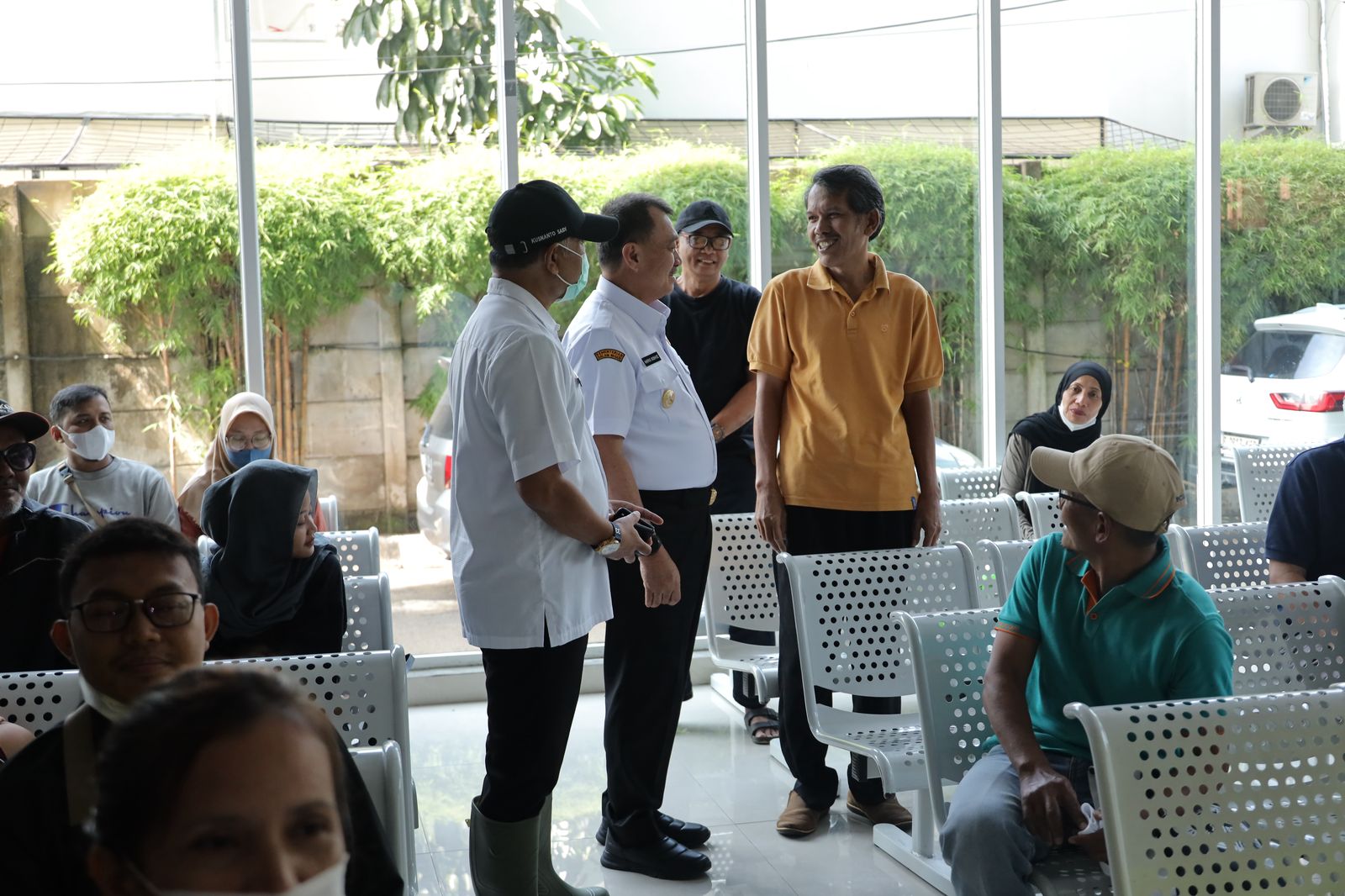 Wakil Wali Kota Bekasi Harris Bobihoe meninjau layanan RSUD Kota Bekasi pasca diterjang banjir akibat luapan Kali Bekasi, Rabu (5/3/2025).