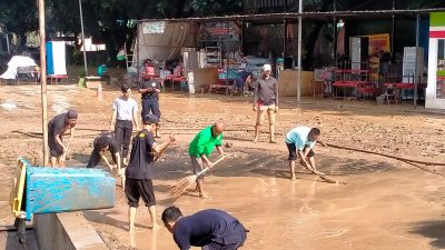 Pembersihan lumpur pasca banjir di Islamic Center, Kota Bekasi, Rabu (5/3/2025).