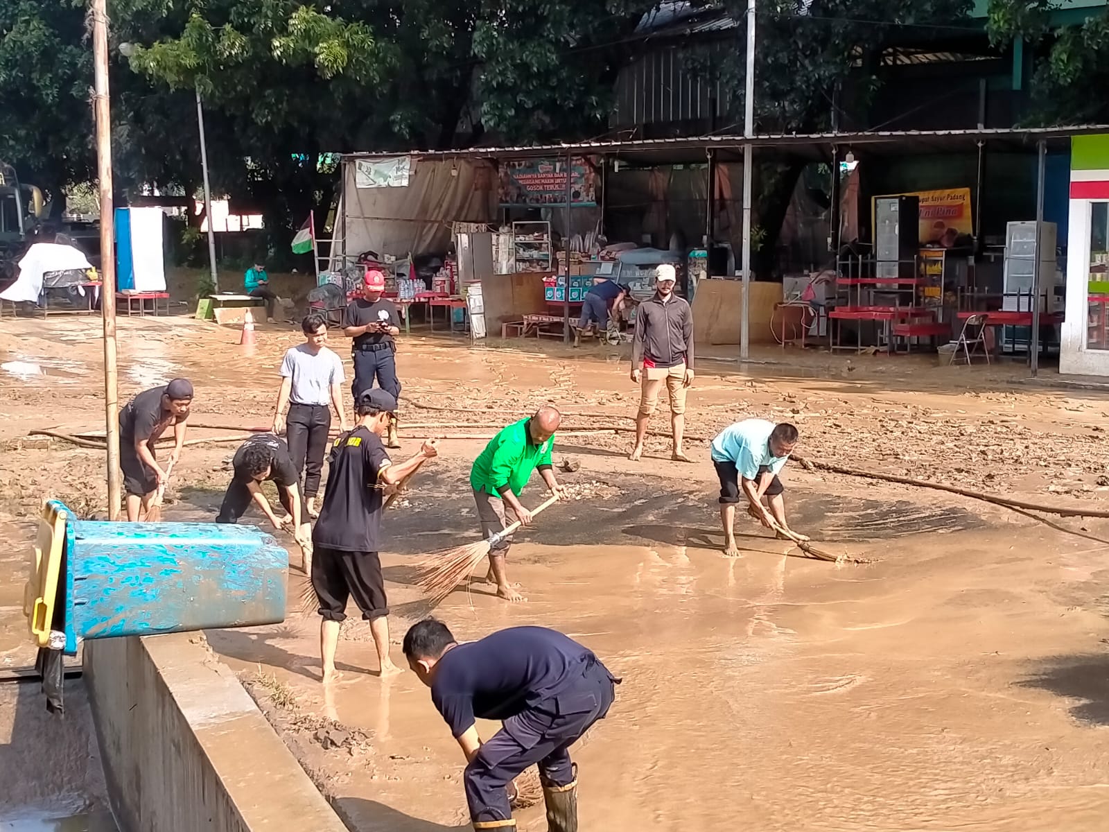 Pembersihan lumpur pasca banjir di Islamic Center, Kota Bekasi, Rabu (5/3/2025).