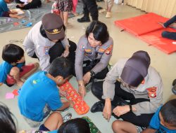 Polwan Berikan Trauma Healing kepada Anak-Anak Korban Banjir di Bekasi