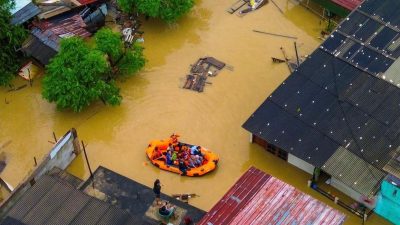 Petugas BPBD Kota Bekasi saat mengevakuasi warga korban banjir, Selasa (4/3/2025). Foto: Instagram @baaperrun