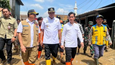 Wali Kota Bekasi Tri Adhianto Tjahyono saat mendampingi kunjungan Wapres Gibran Rakabuming Raka ke Perumahan Pondok Gede Permai, Kelurahan Jatirasa, Kecamatan Jatiasih, untuk meninjau langsung kondisi warga terdampak banjir, Rabu (5/3/2025)