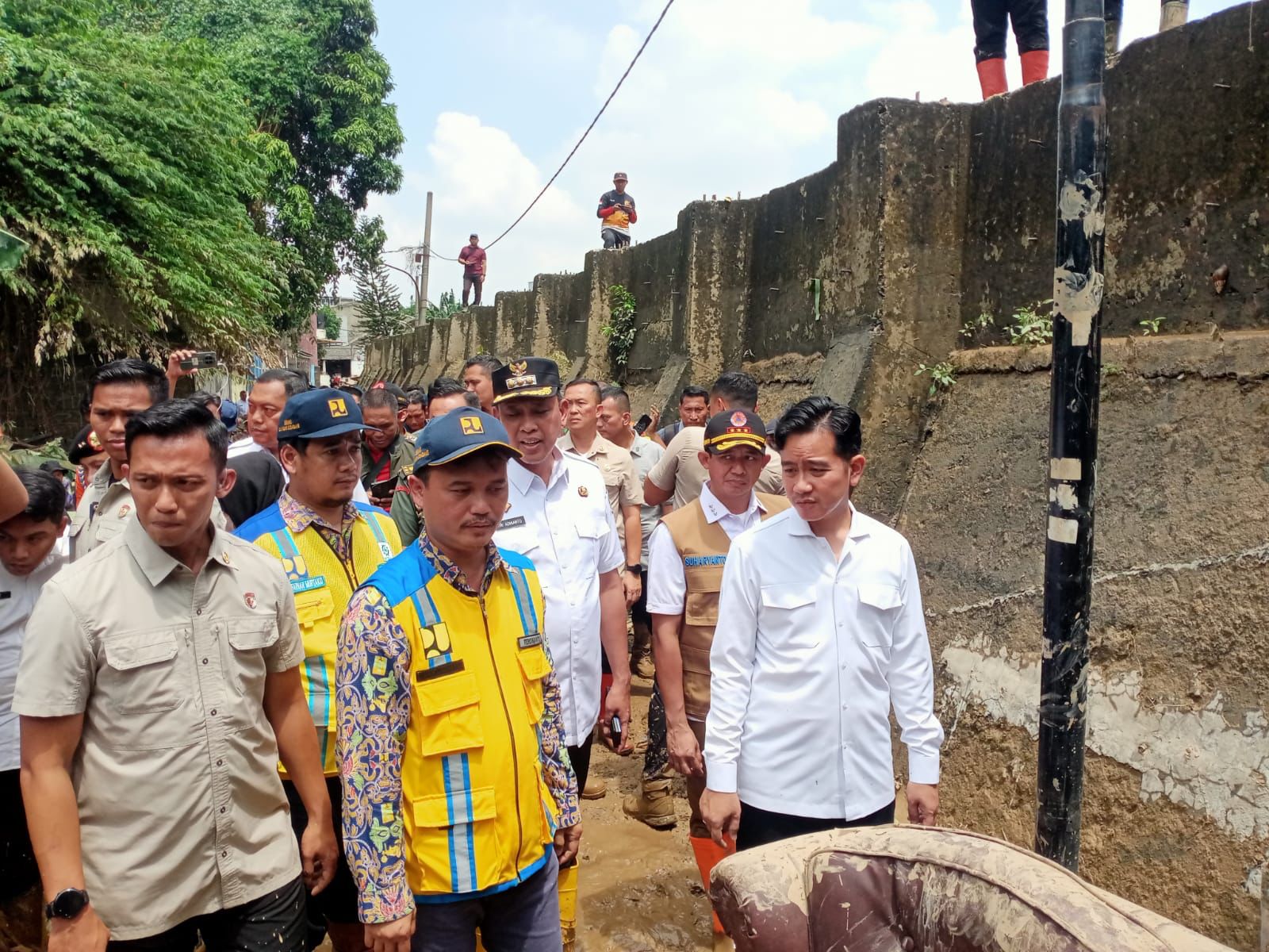 Wali Kota Bekasi Tri Adhianto Tjahyono saat mendampingi kunjungan Wapres Gibran Rakabuming Raka ke Perumahan Pondok Gede Permai, Kelurahan Jatirasa, Kecamatan Jatiasih, untuk meninjau langsung kondisi warga terdampak banjir, Rabu (5/3/2025)
