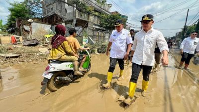 Wali Kota Bekasi Tri Adhianto mendampingi Wamendagri Bima Arya meninjau lokasi banjir, Rabu (5/3/2025).
