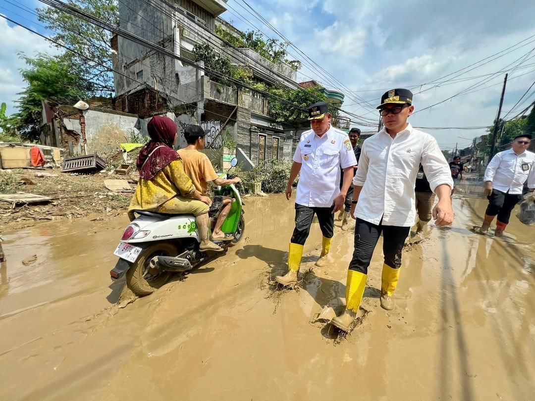 Wali Kota Bekasi Tri Adhianto mendampingi Wamendagri Bima Arya meninjau lokasi banjir, Rabu (5/3/2025).