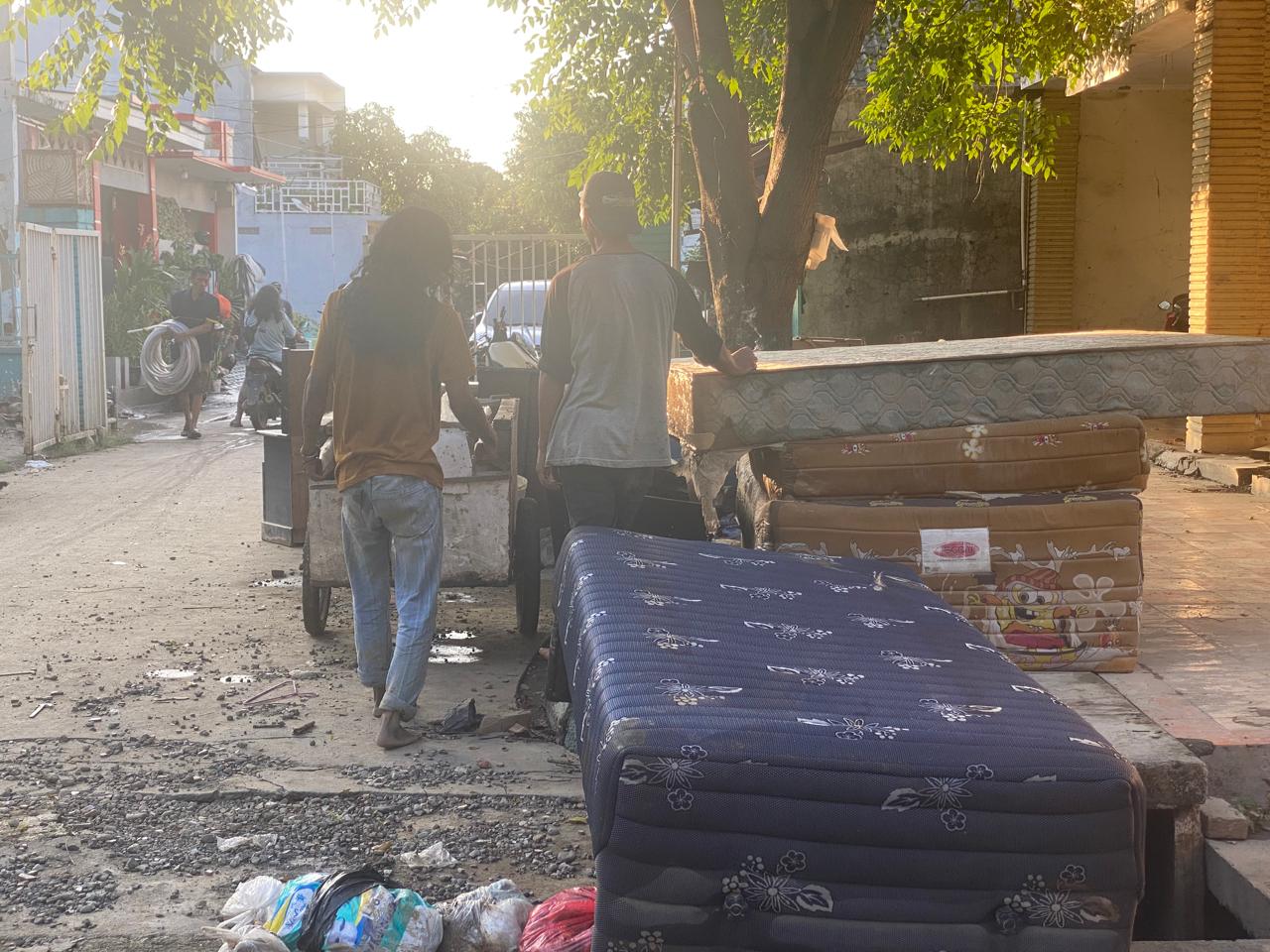 Warga Perumahan Taman Kebalen, Kecamatan Babelan, Kabupaten Bekasi, mulai membersihkan rumahnya usai disergap banjir dari luapan Kali Bekasi, Kamis (6/3/2025). Foto: Gobekasi.id