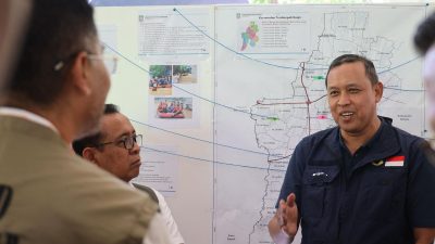 Wali Kota Bekasi Tri Adhianto saat memberikan keterangan peta banjir wilayahnya, Kamis (6/3/2025).