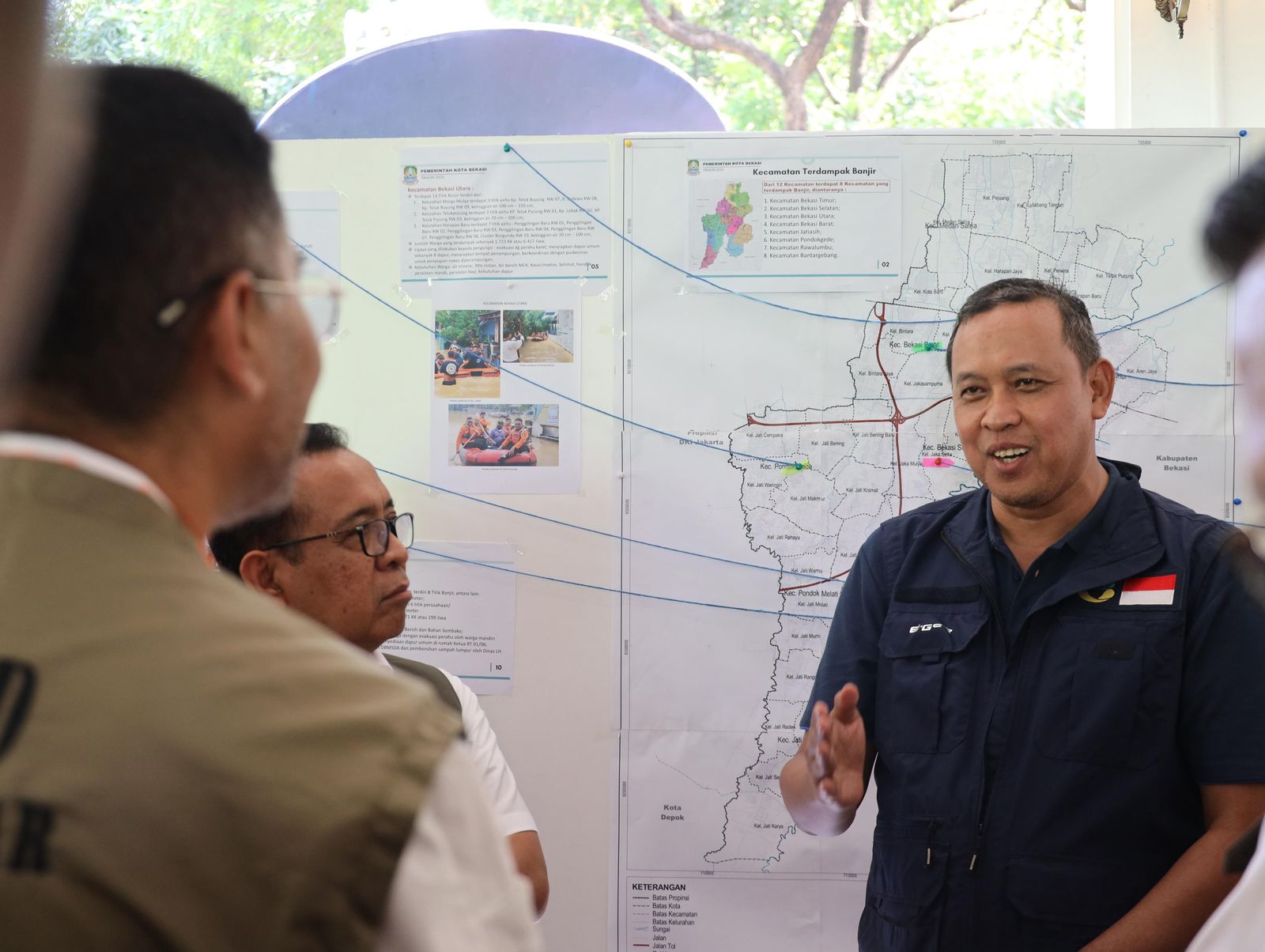 Wali Kota Bekasi Tri Adhianto saat memberikan keterangan peta banjir wilayahnya, Kamis (6/3/2025).