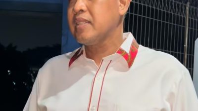 Tangkapan layar video Wali Kota Bekasi Tri Adhianto meninjau rumah pompa Kali Lengkak yang masih ditutup ditengah banjir.