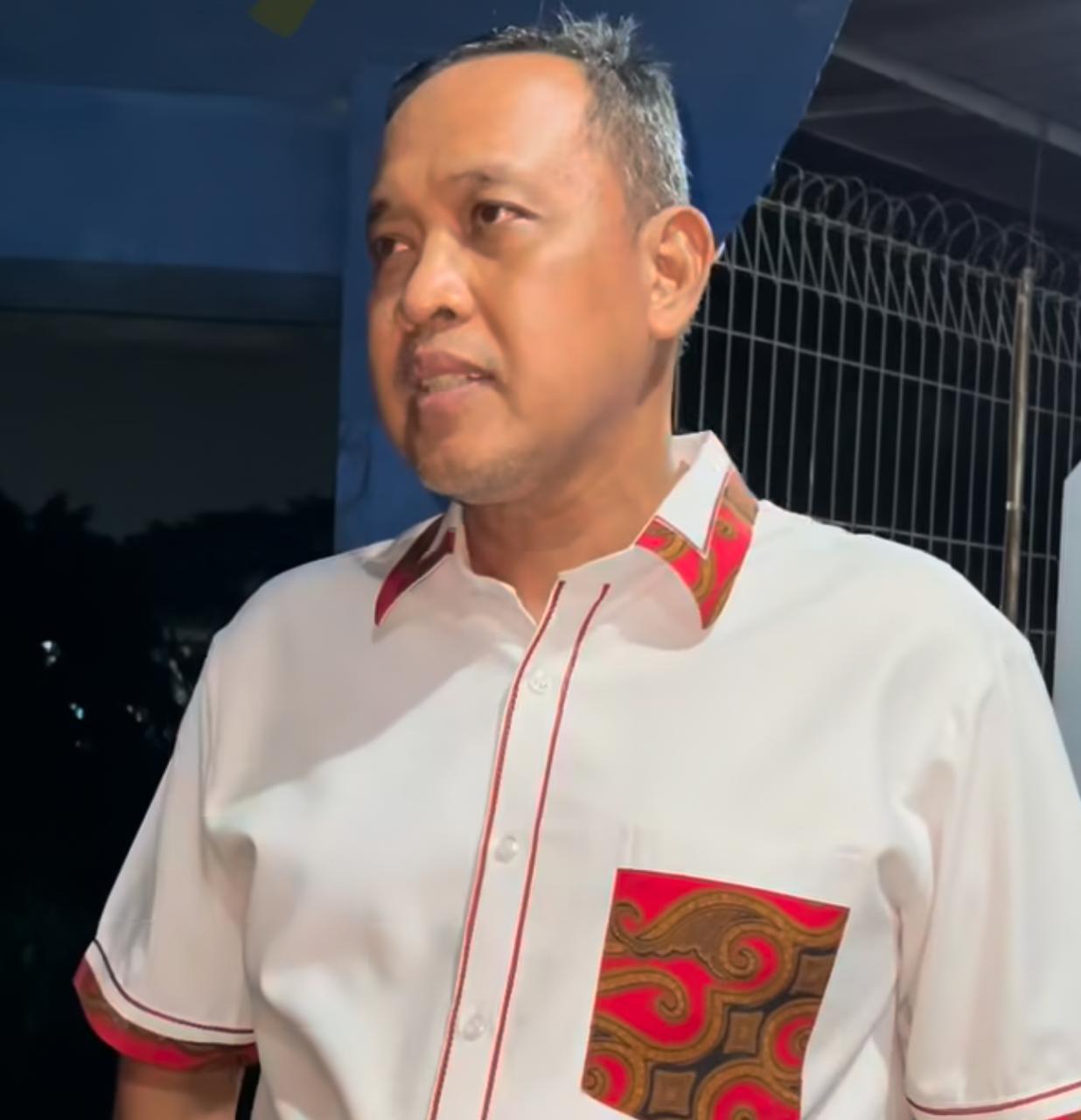 Tangkapan layar video Wali Kota Bekasi Tri Adhianto meninjau rumah pompa Kali Lengkak yang masih ditutup ditengah banjir.