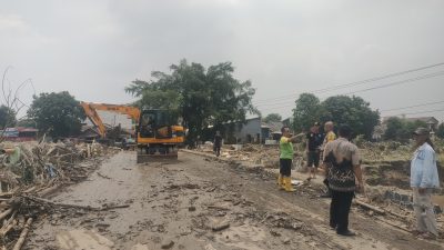 Tumpukan lumpur pascabanjir menjadi pekerjaan rumah bagi pemerintah dan masyarakat di Kota Bekasi, Kamis (6/3/2025).