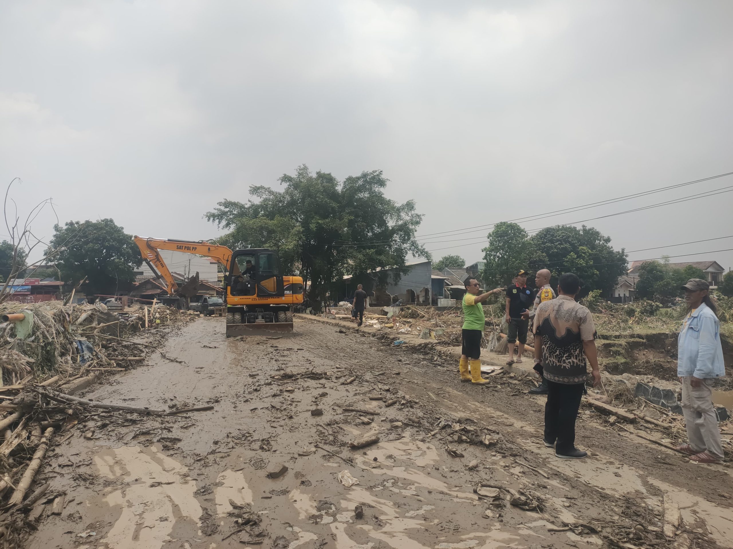 Tumpukan lumpur pascabanjir menjadi pekerjaan rumah bagi pemerintah dan masyarakat di Kota Bekasi, Kamis (6/3/2025).