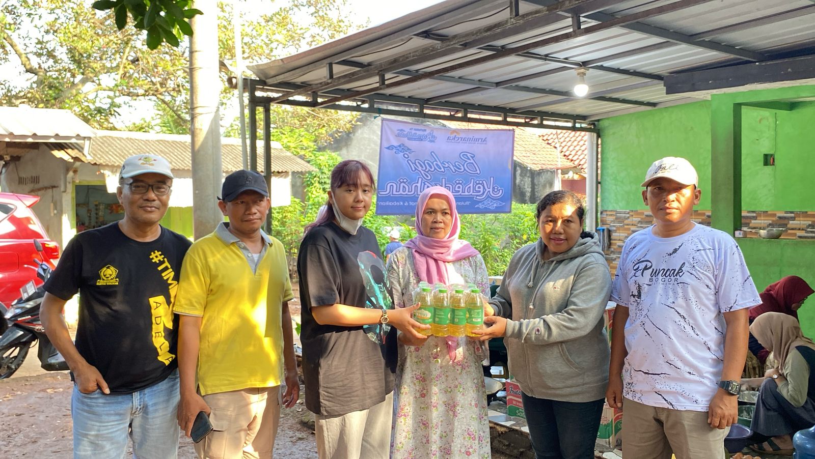 Lagislator muda Kota Bekasi, Adelia Sidik memberikan bantuan kemanusiaan kepada korban banjir di Kelurahan Bojong Menteng, Kecamatan Rawalumbu, Kamis (6/3/2025). Foto: Gobekasi.id