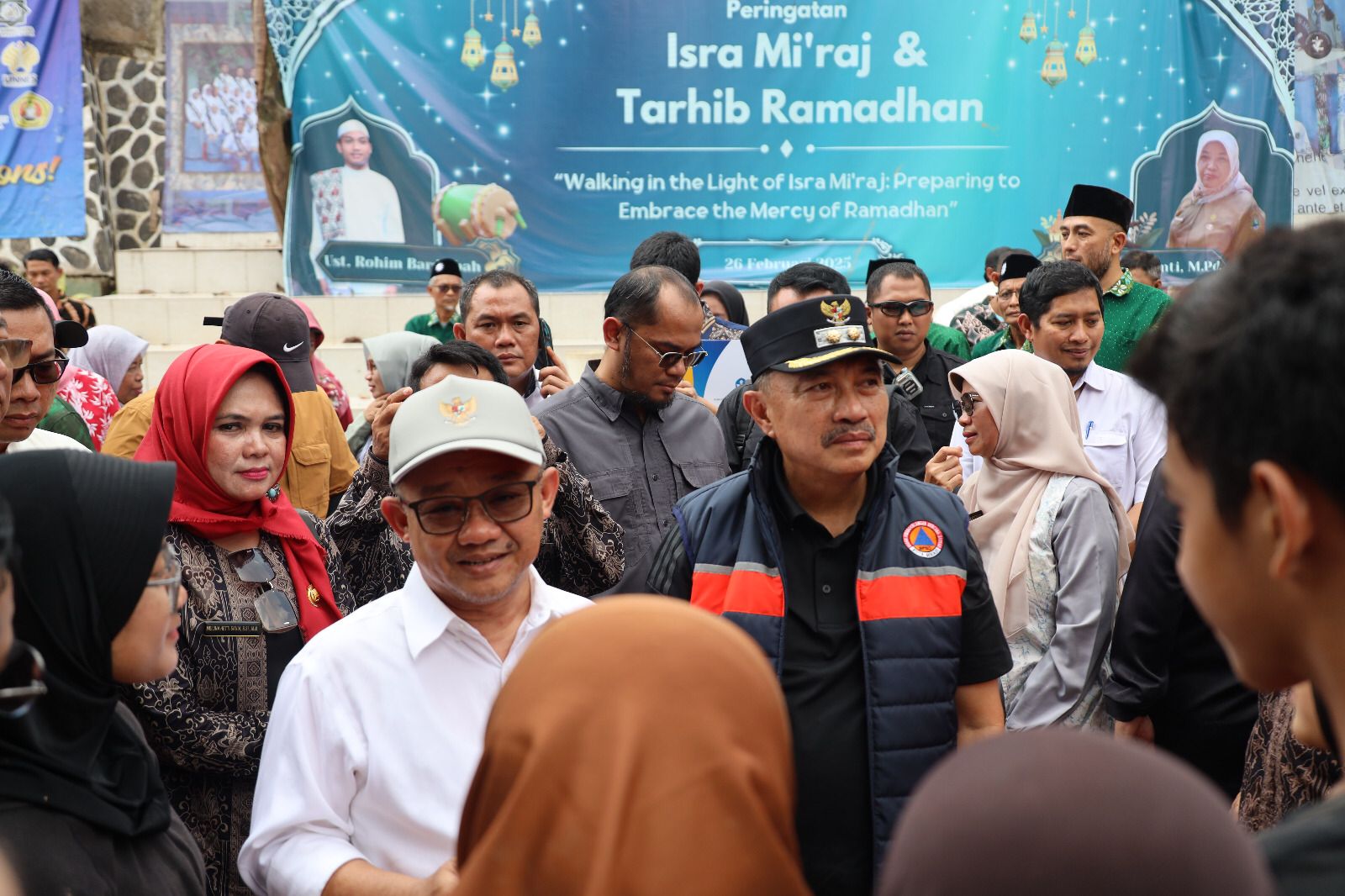 Wakil Wali Kota Bekasi, Abdul Harris Bobihoe, bersama Menteri Pendidikan Dasar dan Menengah Republik Indonesia, Abdul Mu’ti, melakukan peninjauan ke sejumlah sekolah yang terdampak banjir, di antaranya SMAN 6 Kota Bekasi dan SDN Pekayon Jaya.