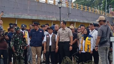 Wali Kota Bekasi Tri Adhianto mendampingi Menteri Koordinator Bidang Infrastruktur dan Pembangunan Kewilayahan, Agus Harimurti Yudhoyono (AHY), bersama Menteri Koordinator Bidang Pembangunan Manusia, Pratikno, meninjau kondisi Jembatan Kemang Pratama, Kota Bekasi, yang amblas akibat banjir, Kamis (6/3/2025).