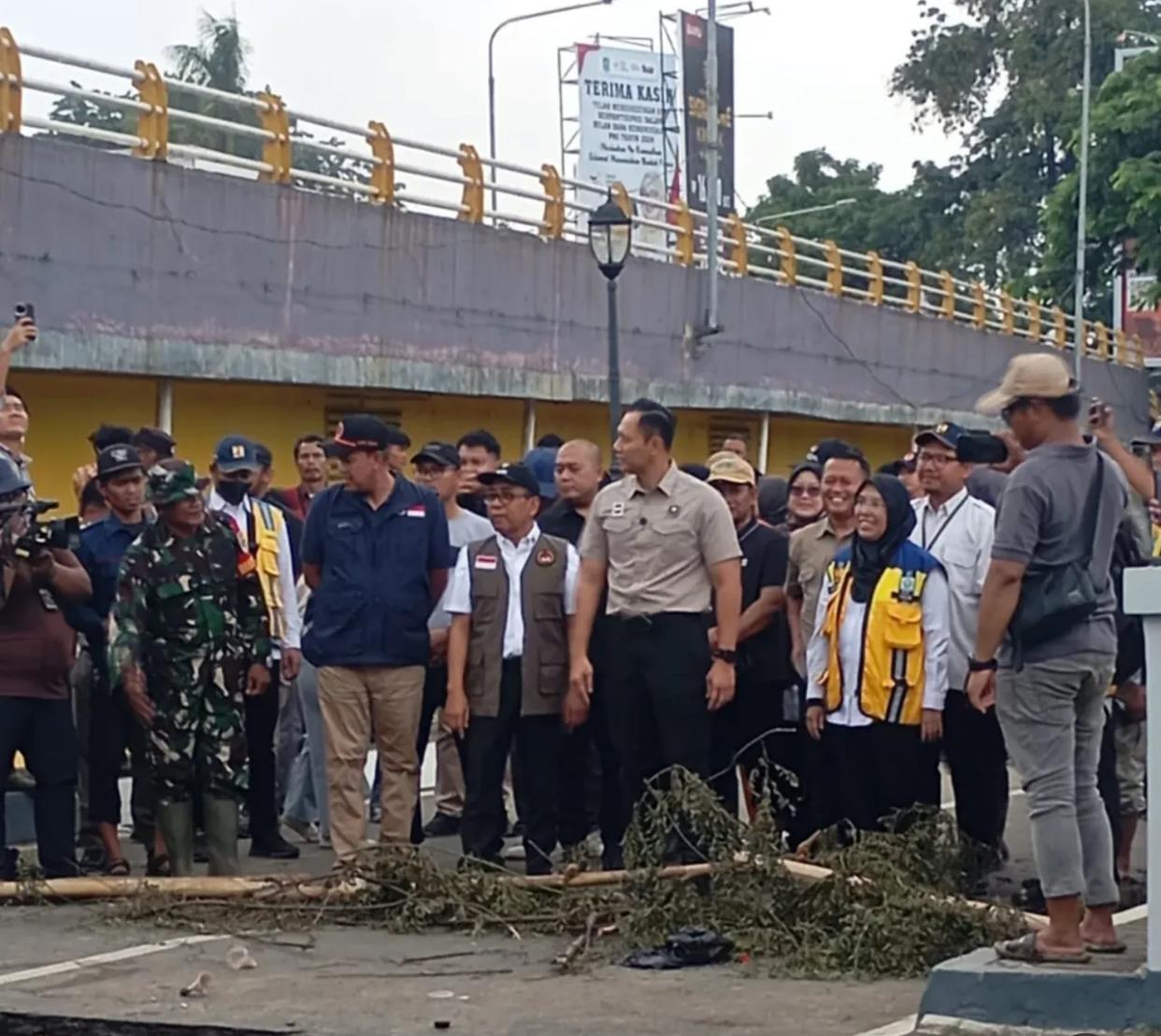 Wali Kota Bekasi Tri Adhianto mendampingi Menteri Koordinator Bidang Infrastruktur dan Pembangunan Kewilayahan, Agus Harimurti Yudhoyono (AHY), bersama Menteri Koordinator Bidang Pembangunan Manusia, Pratikno, meninjau kondisi Jembatan Kemang Pratama, Kota Bekasi, yang amblas akibat banjir, Kamis (6/3/2025).