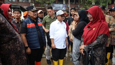 Wakil Wali Kota Bekasi, Abdul Harris Bobihoe, bersama Menteri Pendidikan Dasar dan Menengah Republik Indonesia, Abdul Mu’ti meninjau lokasi banjir di sekolah, Kamis (6/3/2025)