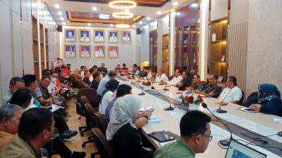 Wali Kota Bekasi pimpin rapat koordinasi penangan banjir, Jumat (7/3/2025).