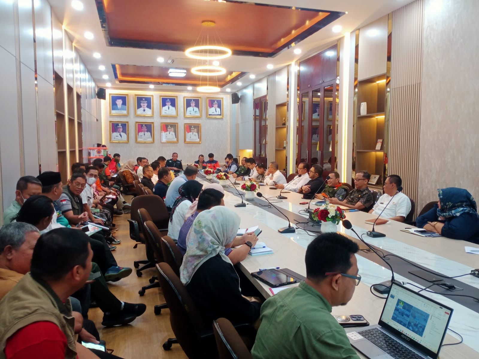 Wali Kota Bekasi pimpin rapat koordinasi penangan banjir, Jumat (7/3/2025).