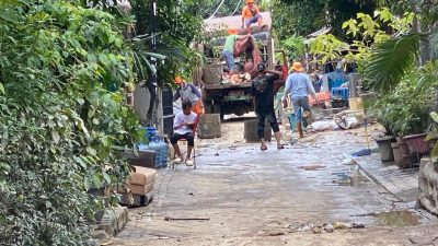 Warga Terdampak Banjir Kota Bekasi Bisa Minta Bantuan Tim Pembersih, Telepon ke 112, Gratis!
