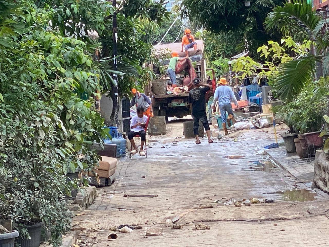 Petugas kebersihan turun ke Kompleks Kejaksaan, Kayuringin, Bekasi Selatan, membersihkan sisa lumpur dan mengangkut sampah perabotan rumah tangga yang terendam banjir, Jumat (7/3/2025). Foto: Gobekasi.id
