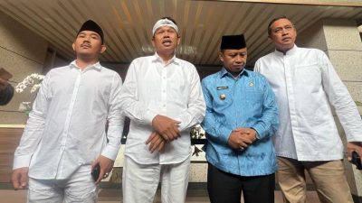 Gubernur Dedi Mulyadi usai rapat koordinasi dengan empat kepala daerah terdampak banjir, yaitu Wali Kota Bekasi Tri Adhianto, Bupati Bekasi Ade Kuswara Kunang, Wali Kota Depok Supian Suri, dan Bupati Bogor Rudy Susmanto di Kota Bekasi, Jumat (7/3/2025).
