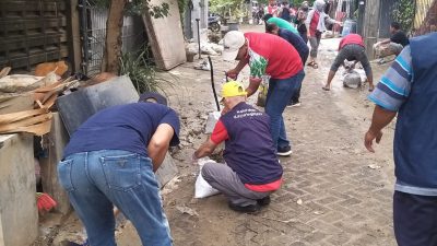 Kegiatan K3 pasca banjir di Jalan Guntur, Kayuringin Jaya, Bekasi Selatan, Kota Bekasi, Minggu (9/3/2025). Foto: Gobekasi.id
