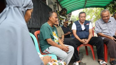 Wali Kota Bekasi Tri Adhianto saat bertakjiah ke rumah duka korban sengatan listrik saat banjir melanda, Minggu (9/3/2025). Foto: Ist
