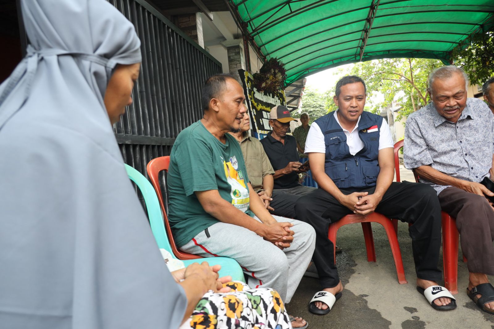 Wali Kota Bekasi Tri Adhianto saat bertakjiah ke rumah duka korban sengatan listrik saat banjir melanda, Minggu (9/3/2025). Foto: Ist